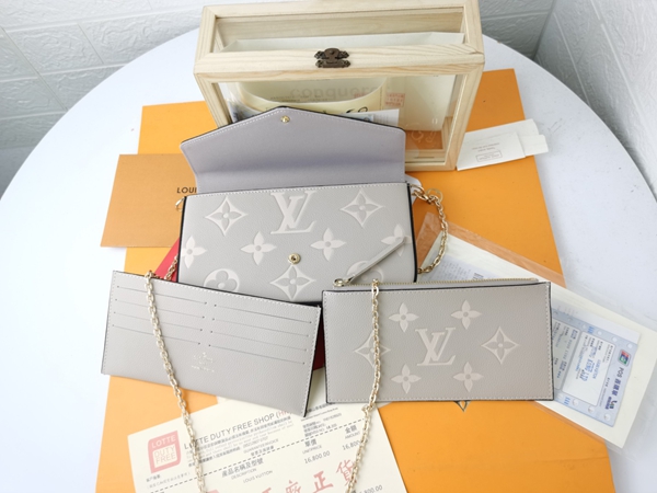 LVコピーウォレット着用イメージ